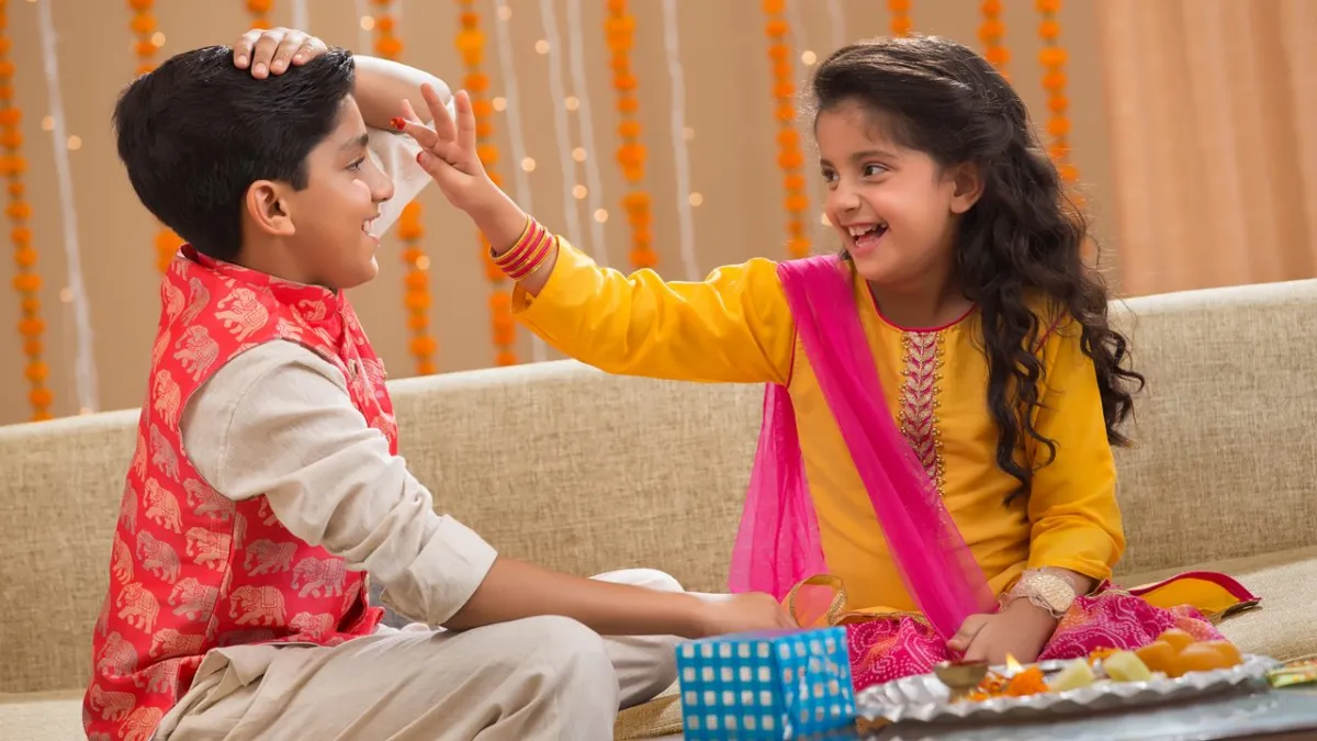 वाराणसी में भाई दूज के दौरान भाई-बहन का परंपरागत उत्सव