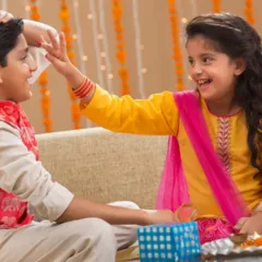 वाराणसी में भाई दूज के दौरान भाई-बहन का परंपरागत उत्सव