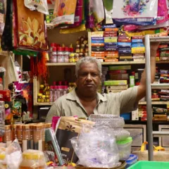 सांकेतिक तस्वीर: किराना दुकान में काम करता दुकानदार