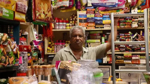 सांकेतिक तस्वीर: किराना दुकान में काम करता दुकानदार