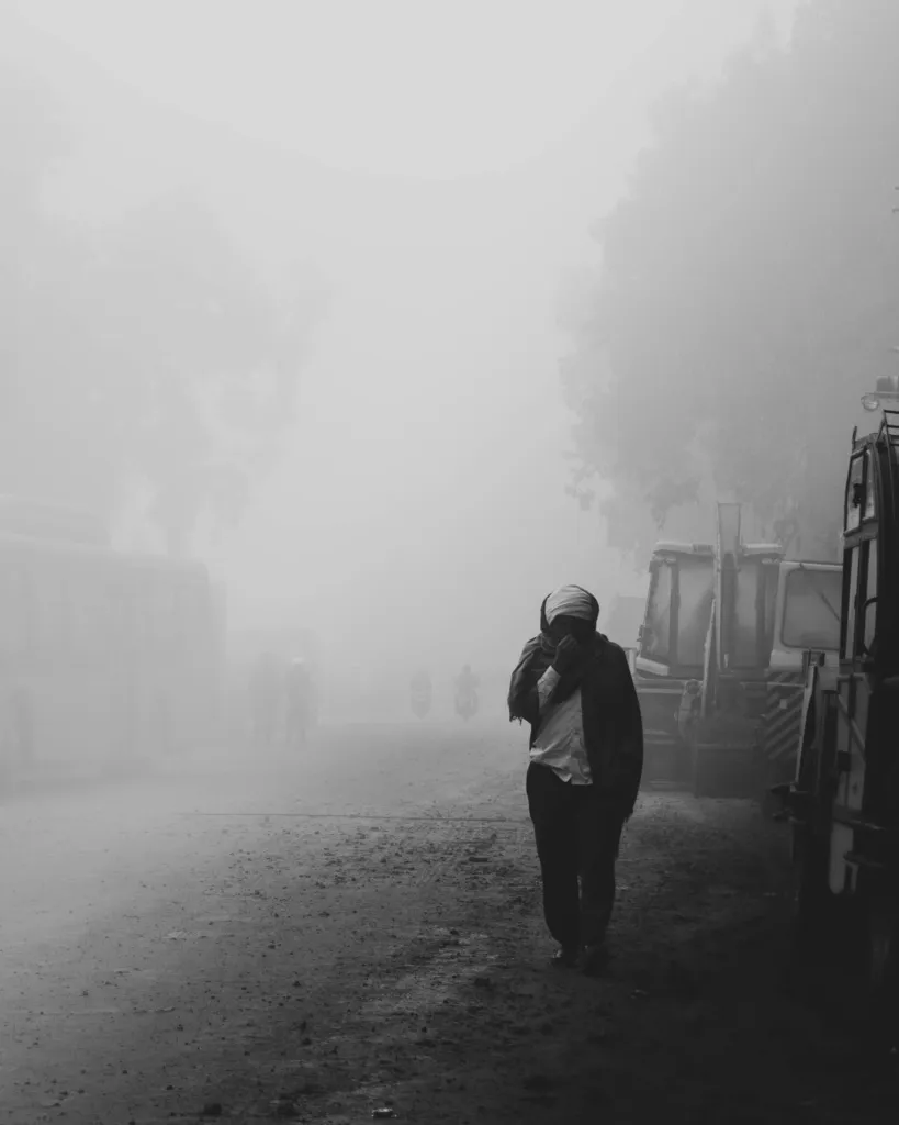 सांकेतिक तस्वीर: धुंध भरी गली में चलता व्यक्ति