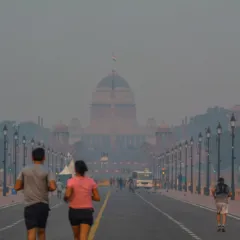सांकेतिक तस्वीर: नई दिल्ली में धुंध भरी सड़क