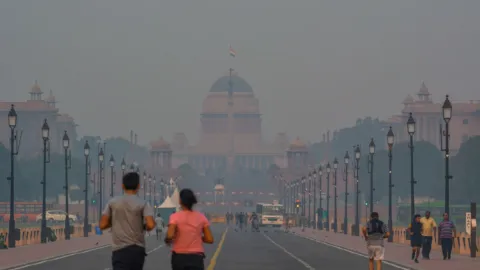 सांकेतिक तस्वीर: नई दिल्ली में धुंध भरी सड़क