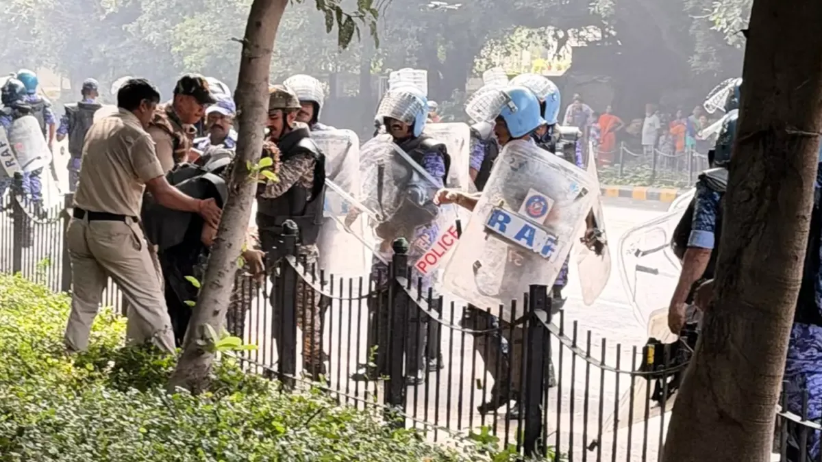 दिल्ली प्रदर्शन के दौरान वकीलों के खिलाफ पुलिस कार्रवाई की शिकायत करते वकील