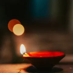 सांकेतिक तस्वीर: त्योहार की रात जलता दीया