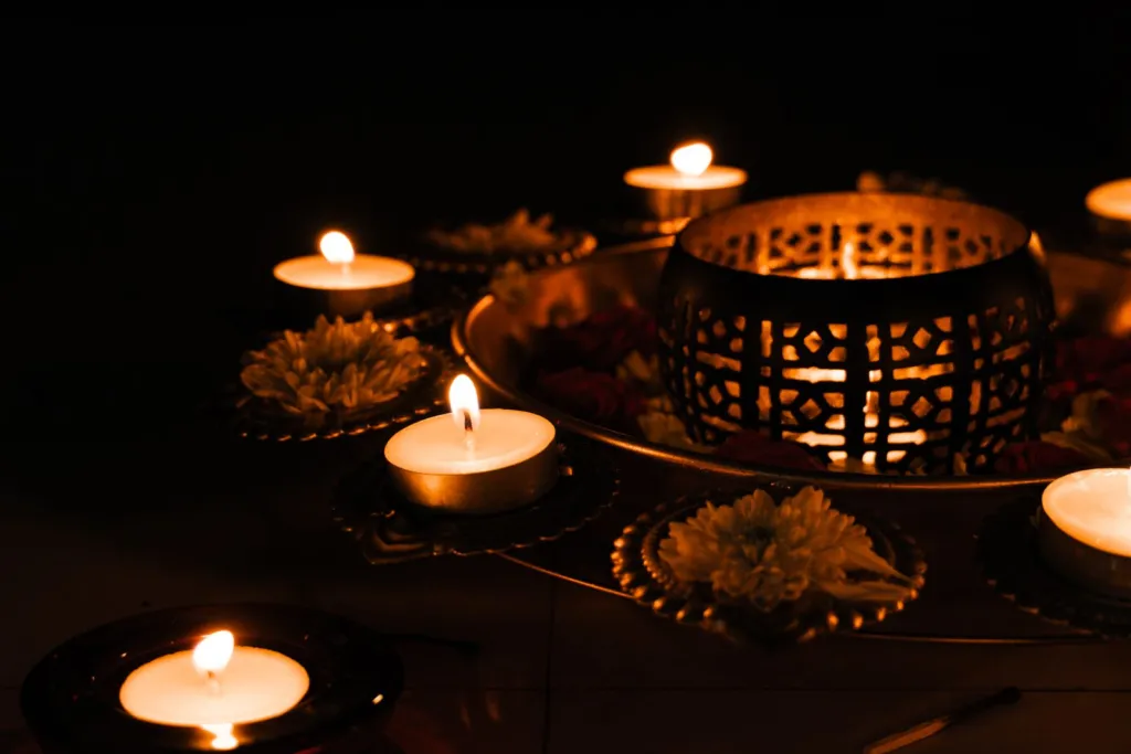 सांकेतिक तस्वीर: दीये और फूलों की सजावट