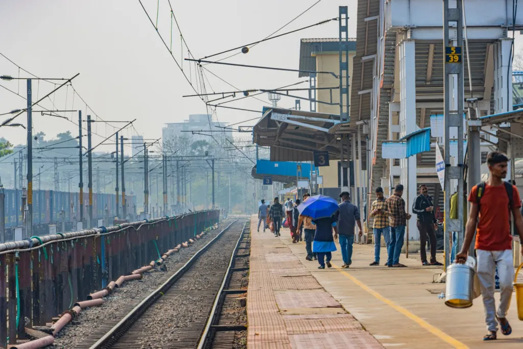 सांकेतिक तस्वीर: रेलवे स्टेशन पर यात्री और ट्रेन