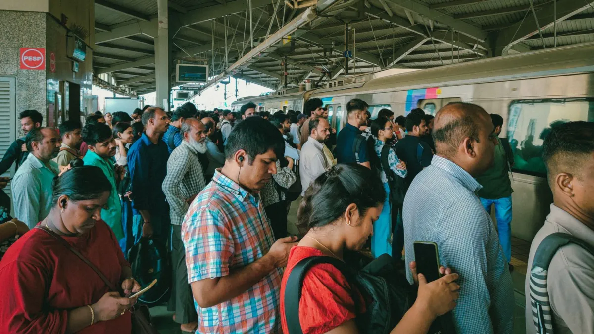 सांकेतिक तस्वीर: रेलवे स्टेशन पर यात्री और ट्रेन