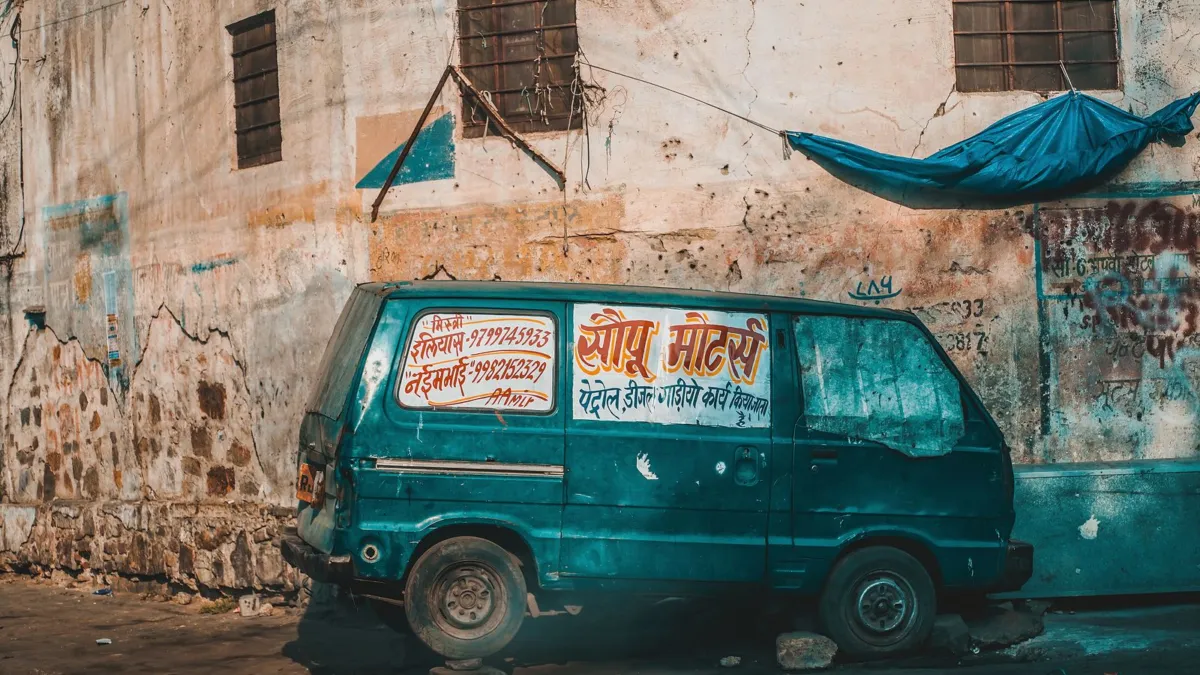 दुमका में मोबाइल हेल्थ वैन से गांव-गांव पहुंचेगी स्वास्थ्य सेवा, डीसी ने दिखाई हरी झंडी