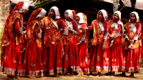 फ़ाइल फ़ोटो: गरबा करते हुए लड़कियां