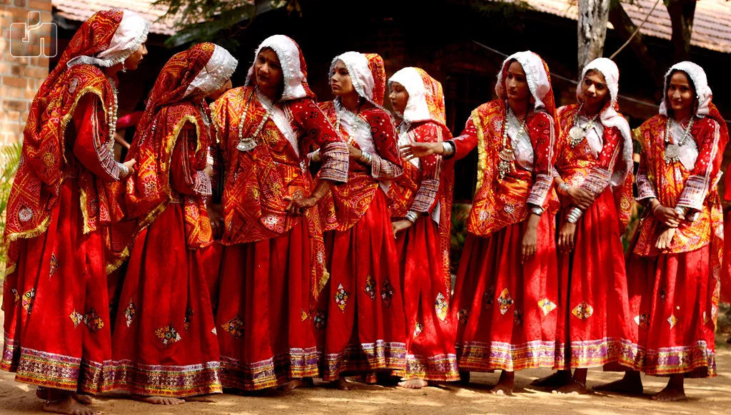 फ़ाइल फ़ोटो: गरबा करते हुए लड़कियां