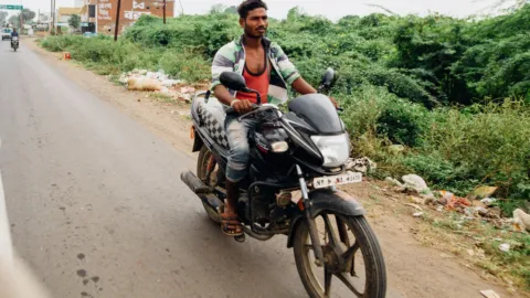 कावासाकी Z300 बाइक का साइड व्यू (फ़ाइल फ़ोटो)