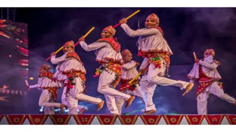 नवरात्रि 2026 के दौरान रंगीन उत्सव का दृश्य