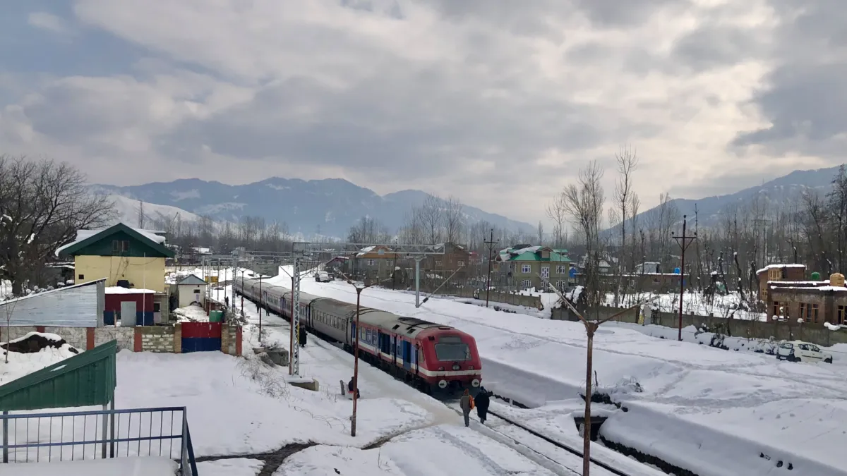 भारतीय रेलवे की स्पेशल ट्रेन प्लेटफार्म पर खड़ी (फ़ाइल फ़ोटो)