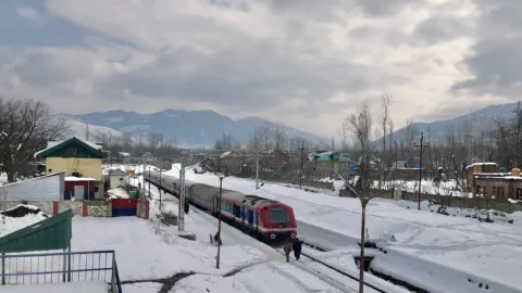भारतीय रेलवे की स्पेशल ट्रेन प्लेटफार्म पर खड़ी (फ़ाइल फ़ोटो)