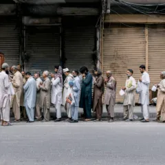 सांकेतिक तस्वीर: मतदान प्रक्रिया के दौरान मतदाता