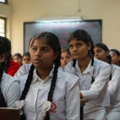 सांकेतिक तस्वीर: कक्षा में पढ़ाई करती छात्राएं