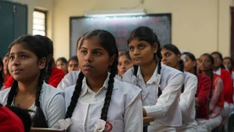 सांकेतिक तस्वीर: कक्षा में पढ़ाई करती छात्राएं